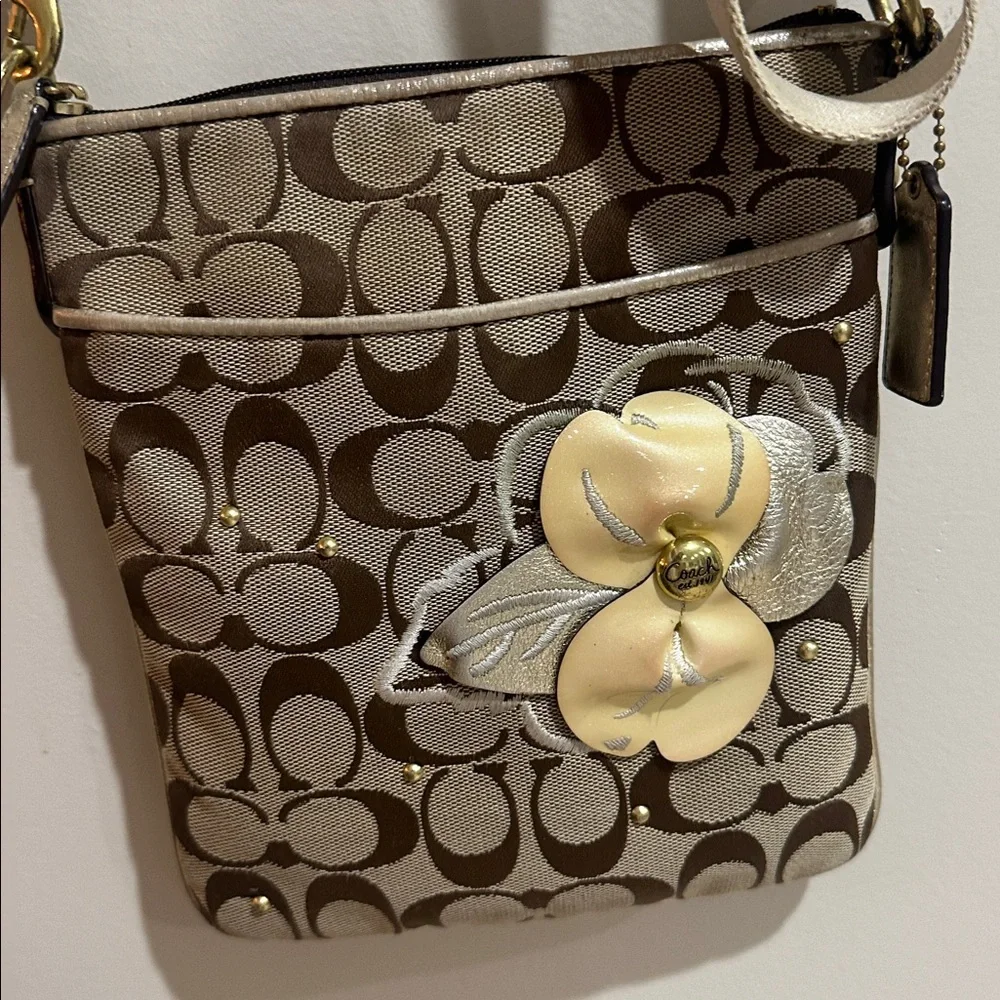 Coach Signature C Swing pack with Floral Appliqué - Picture 3 of 11